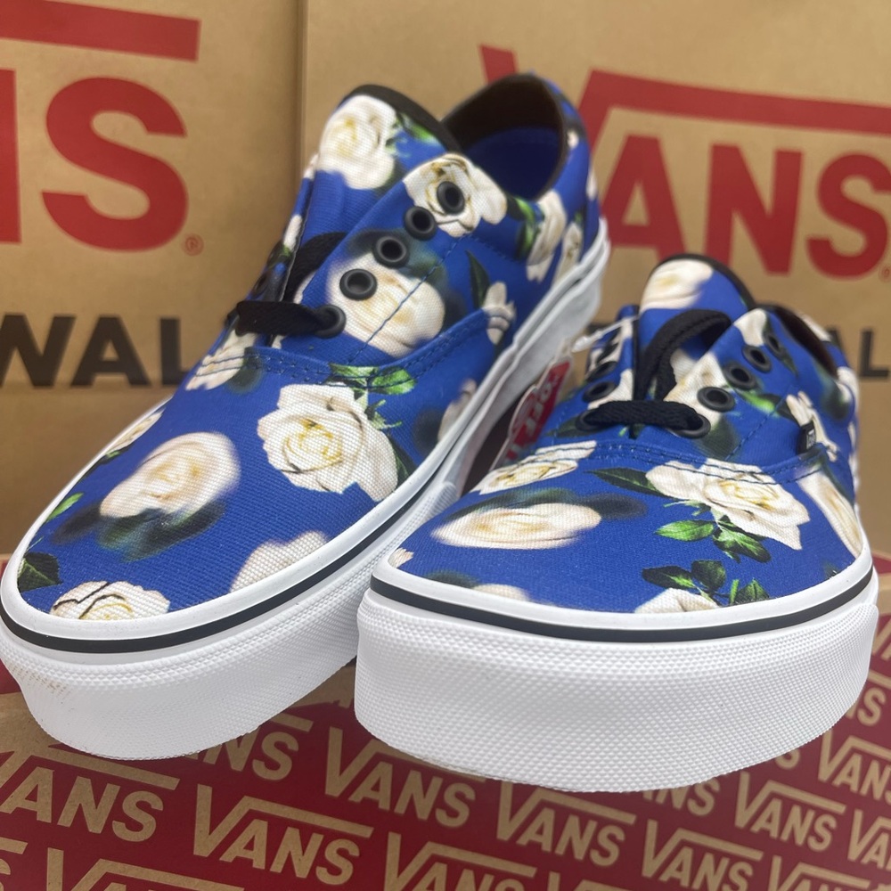 Vans WMNS Era
(Romantic Floral) Lapis Blue Sneakers 
VN0A38FRVP9 - Picture 3 of 16